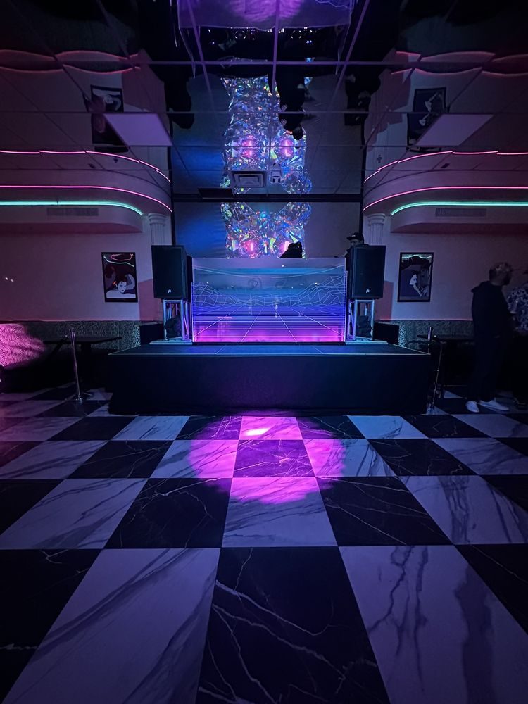 Thundercat Lounge, restaurant